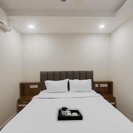 Townhouse Dj Grand Hotel ตีรูปาติ ภายนอก รูปภาพ