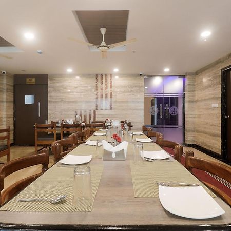 Townhouse Dj Grand Hotel ตีรูปาติ ภายนอก รูปภาพ