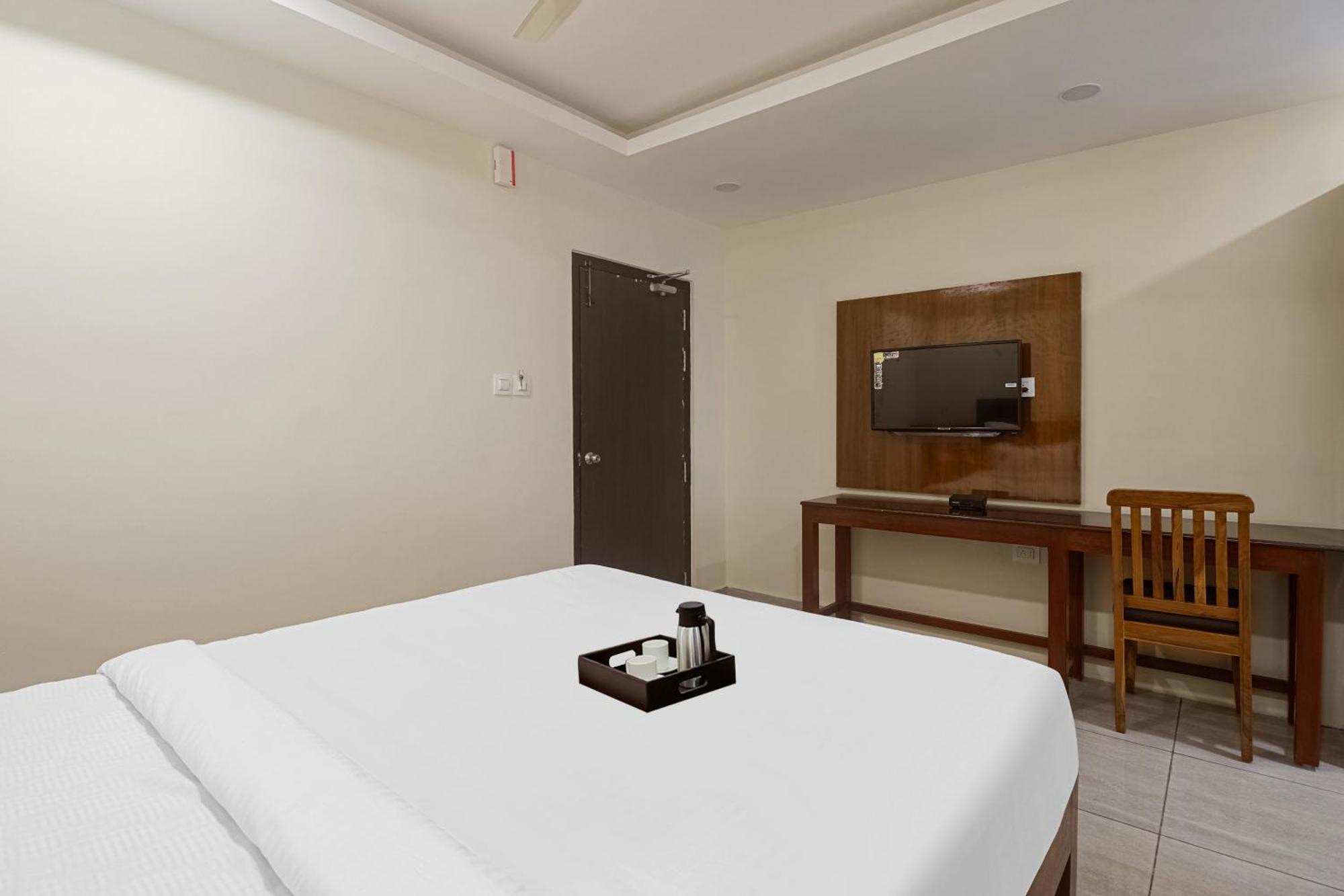 Townhouse Dj Grand Hotel ตีรูปาติ ภายนอก รูปภาพ