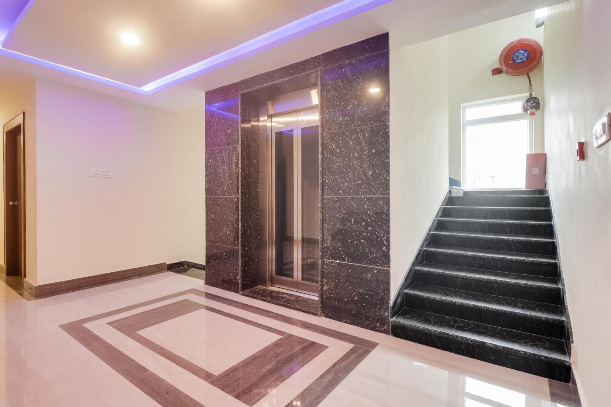 Townhouse Dj Grand Hotel ตีรูปาติ ภายนอก รูปภาพ