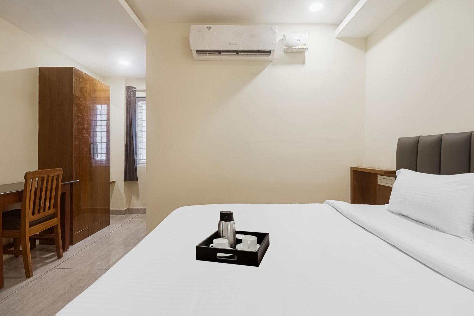 Townhouse Dj Grand Hotel ตีรูปาติ ภายนอก รูปภาพ