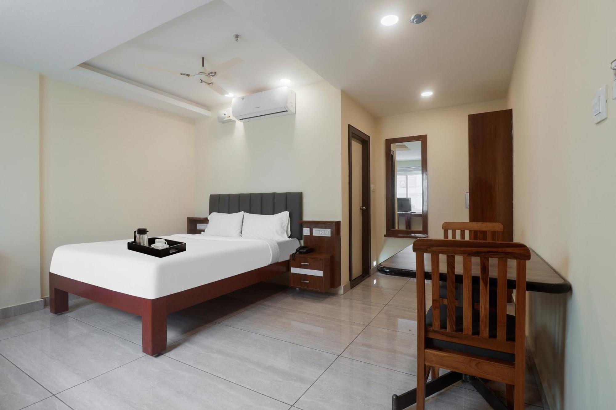 Townhouse Dj Grand Hotel ตีรูปาติ ภายนอก รูปภาพ
