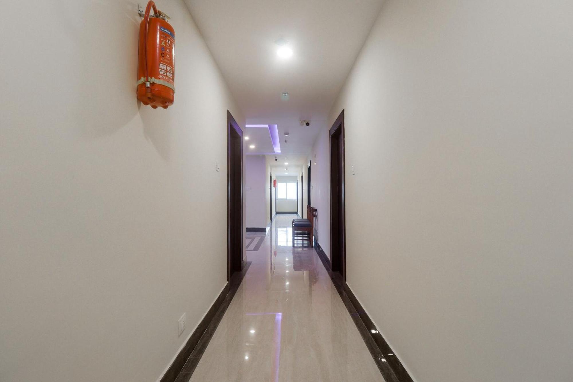 Townhouse Dj Grand Hotel ตีรูปาติ ภายนอก รูปภาพ