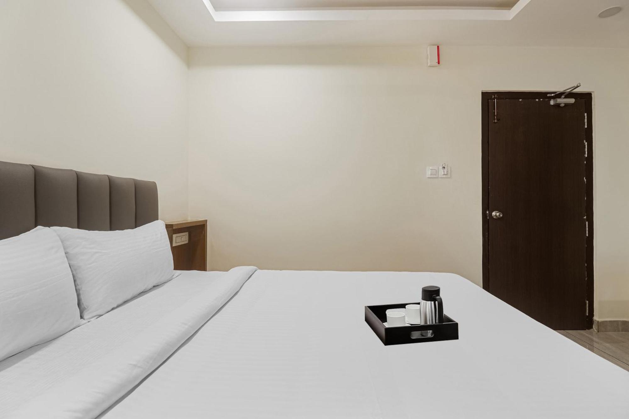 Townhouse Dj Grand Hotel ตีรูปาติ ภายนอก รูปภาพ