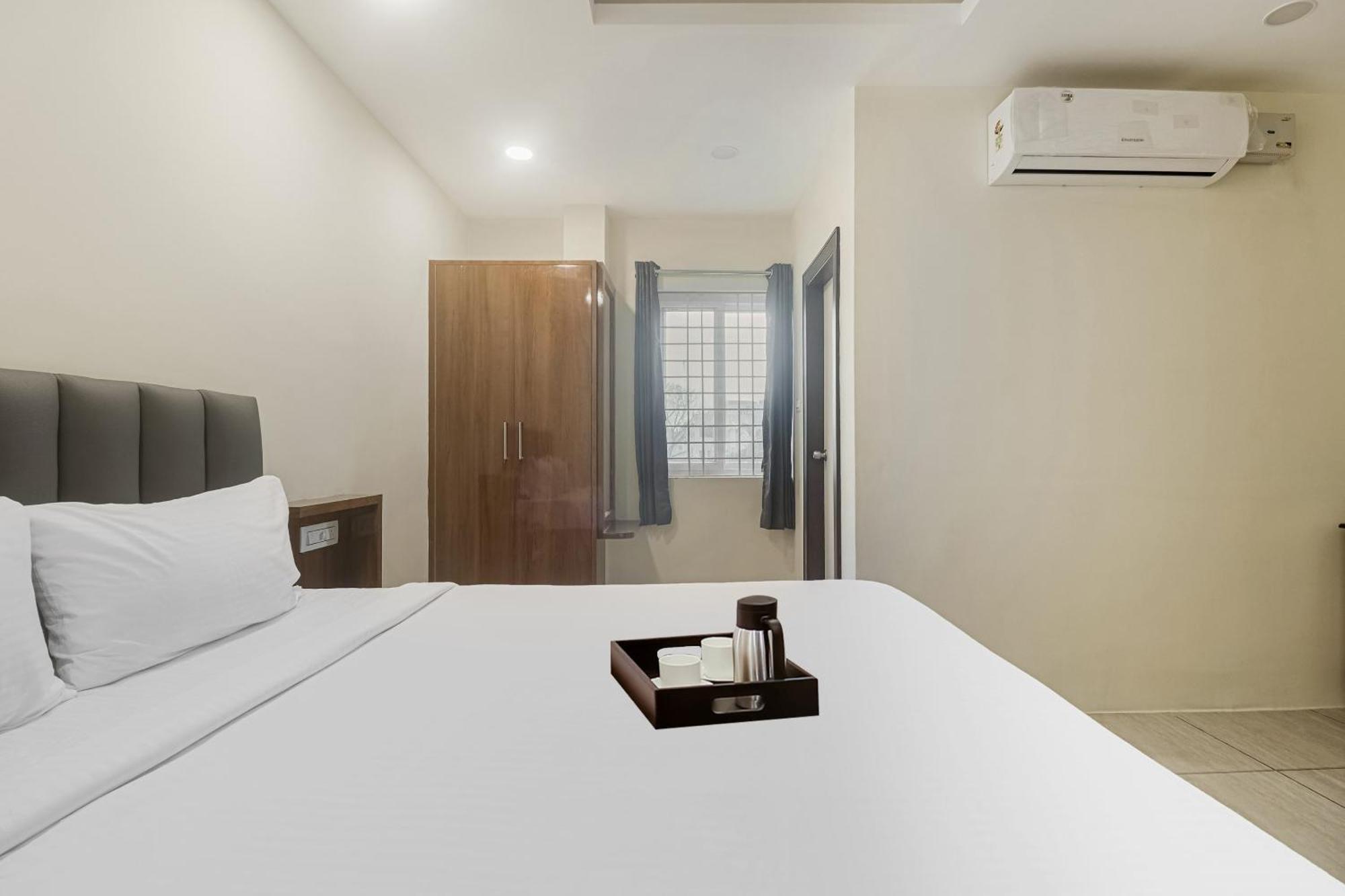Townhouse Dj Grand Hotel ตีรูปาติ ภายนอก รูปภาพ