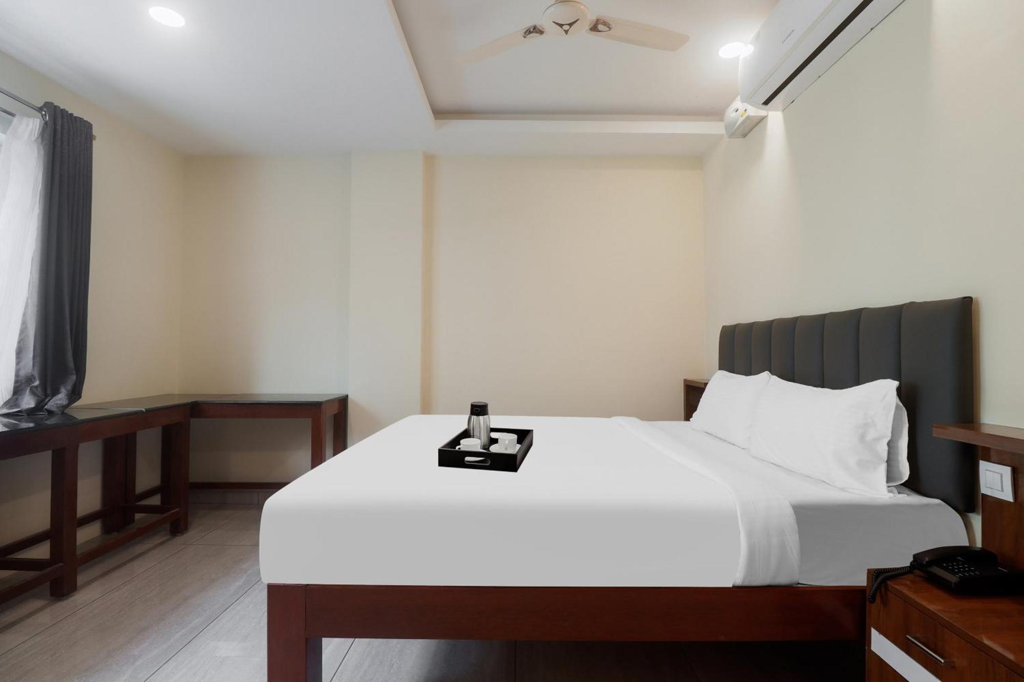 Townhouse Dj Grand Hotel ตีรูปาติ ภายนอก รูปภาพ