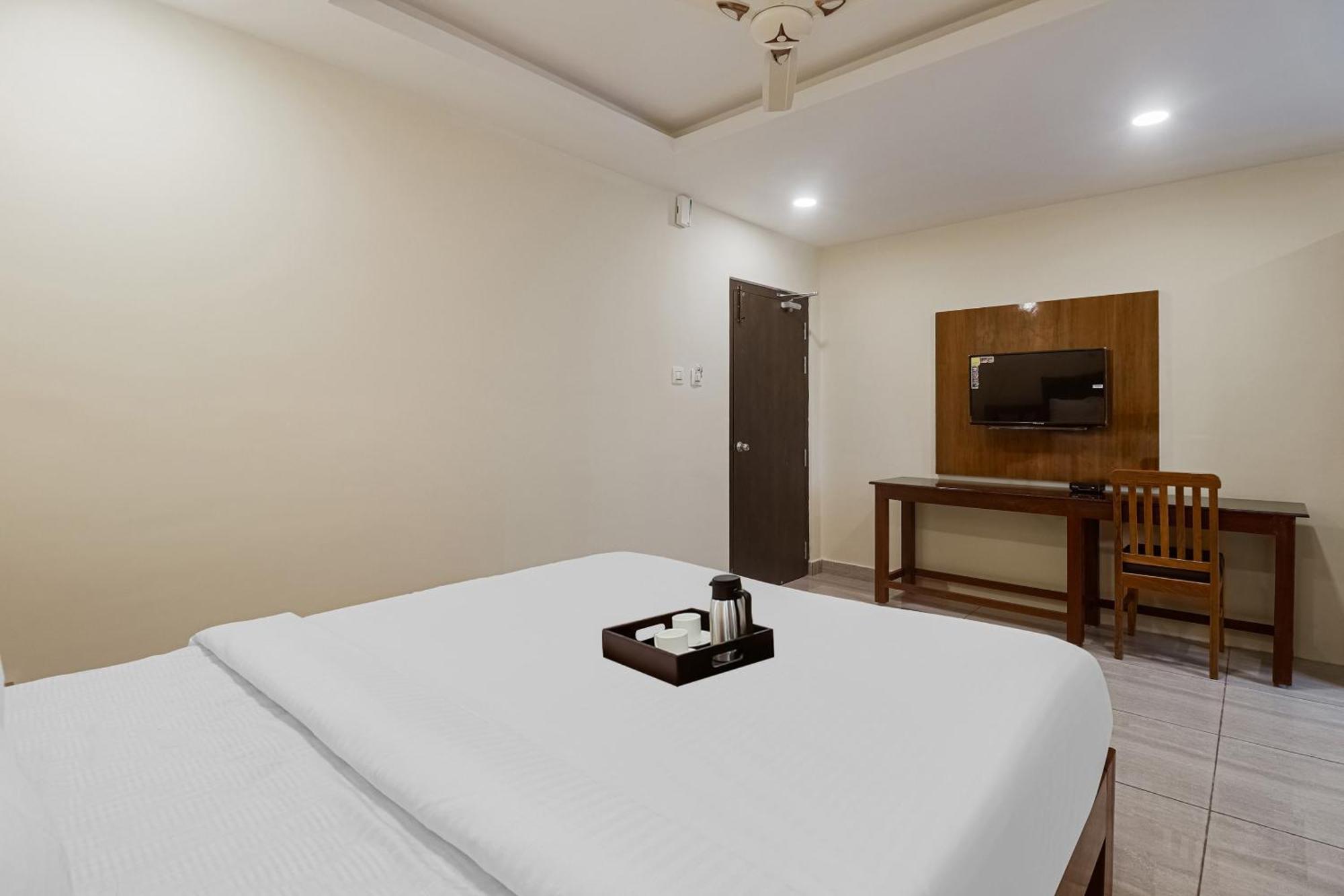 Townhouse Dj Grand Hotel ตีรูปาติ ภายนอก รูปภาพ