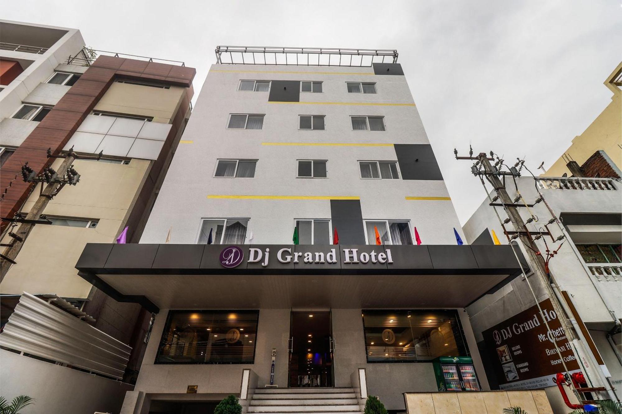 Townhouse Dj Grand Hotel ตีรูปาติ ภายนอก รูปภาพ