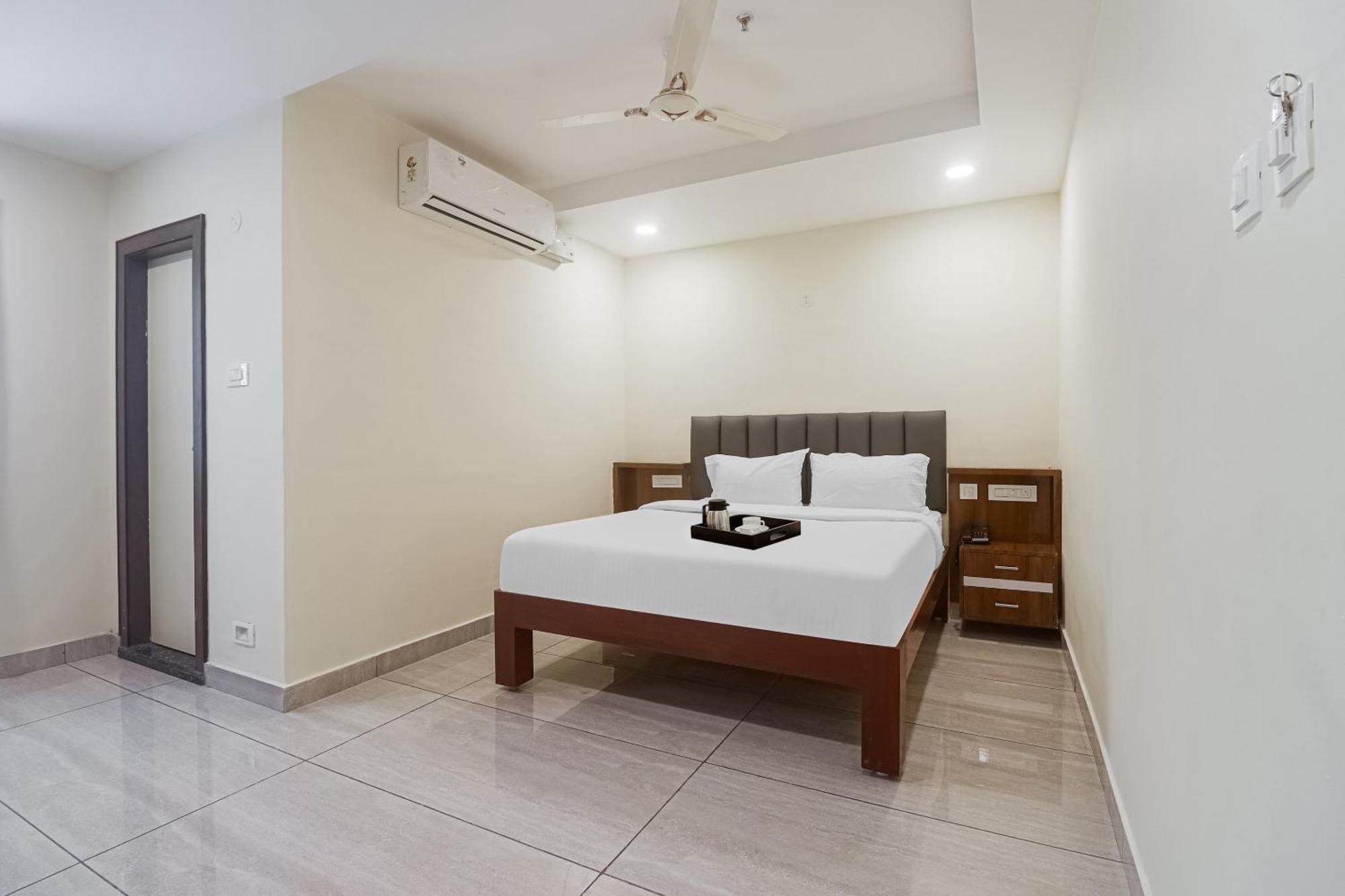 Townhouse Dj Grand Hotel ตีรูปาติ ภายนอก รูปภาพ