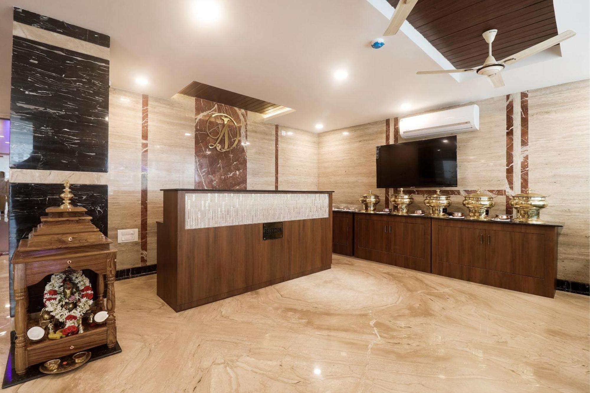 Townhouse Dj Grand Hotel ตีรูปาติ ภายนอก รูปภาพ