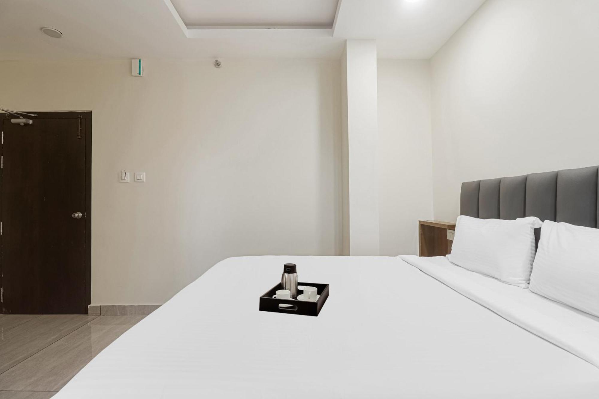 Townhouse Dj Grand Hotel ตีรูปาติ ภายนอก รูปภาพ
