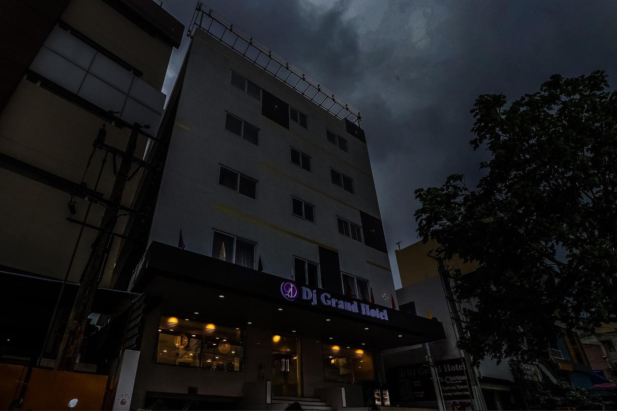 Townhouse Dj Grand Hotel ตีรูปาติ ภายนอก รูปภาพ