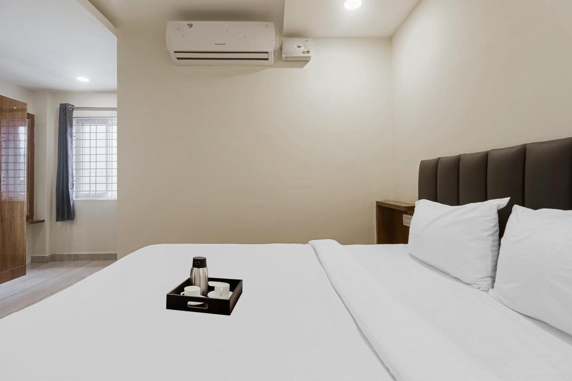 Townhouse Dj Grand Hotel ตีรูปาติ ภายนอก รูปภาพ