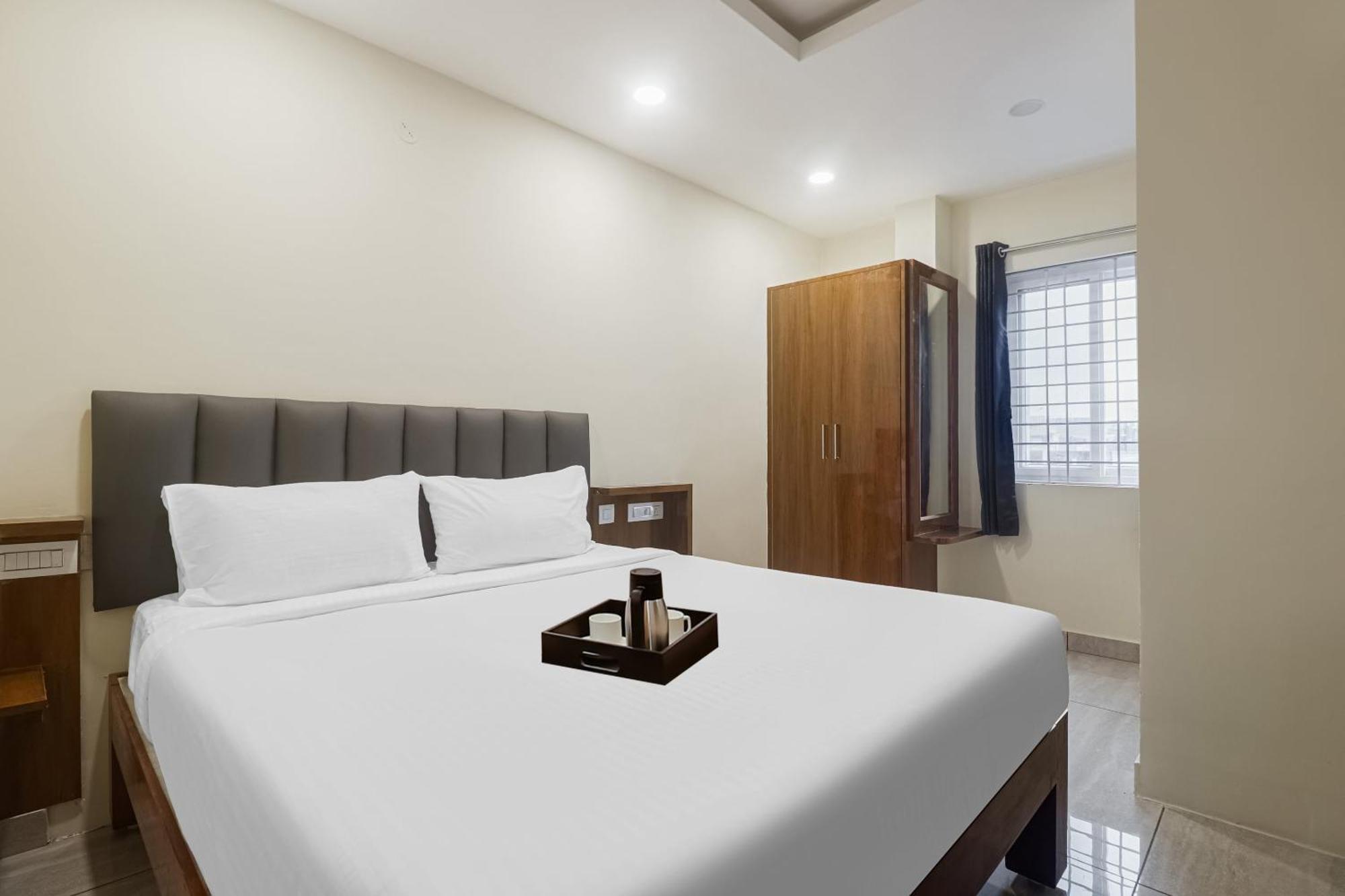 Townhouse Dj Grand Hotel ตีรูปาติ ภายนอก รูปภาพ