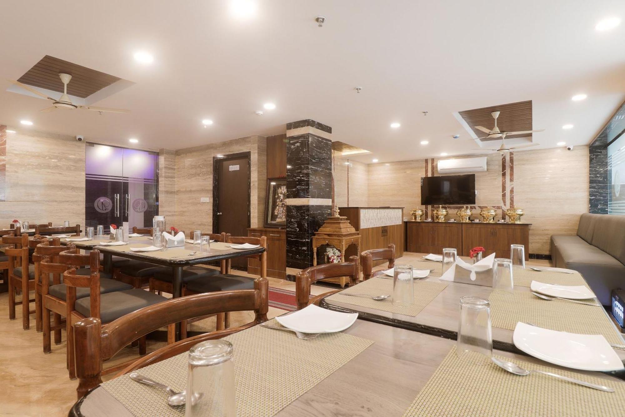 Townhouse Dj Grand Hotel ตีรูปาติ ภายนอก รูปภาพ