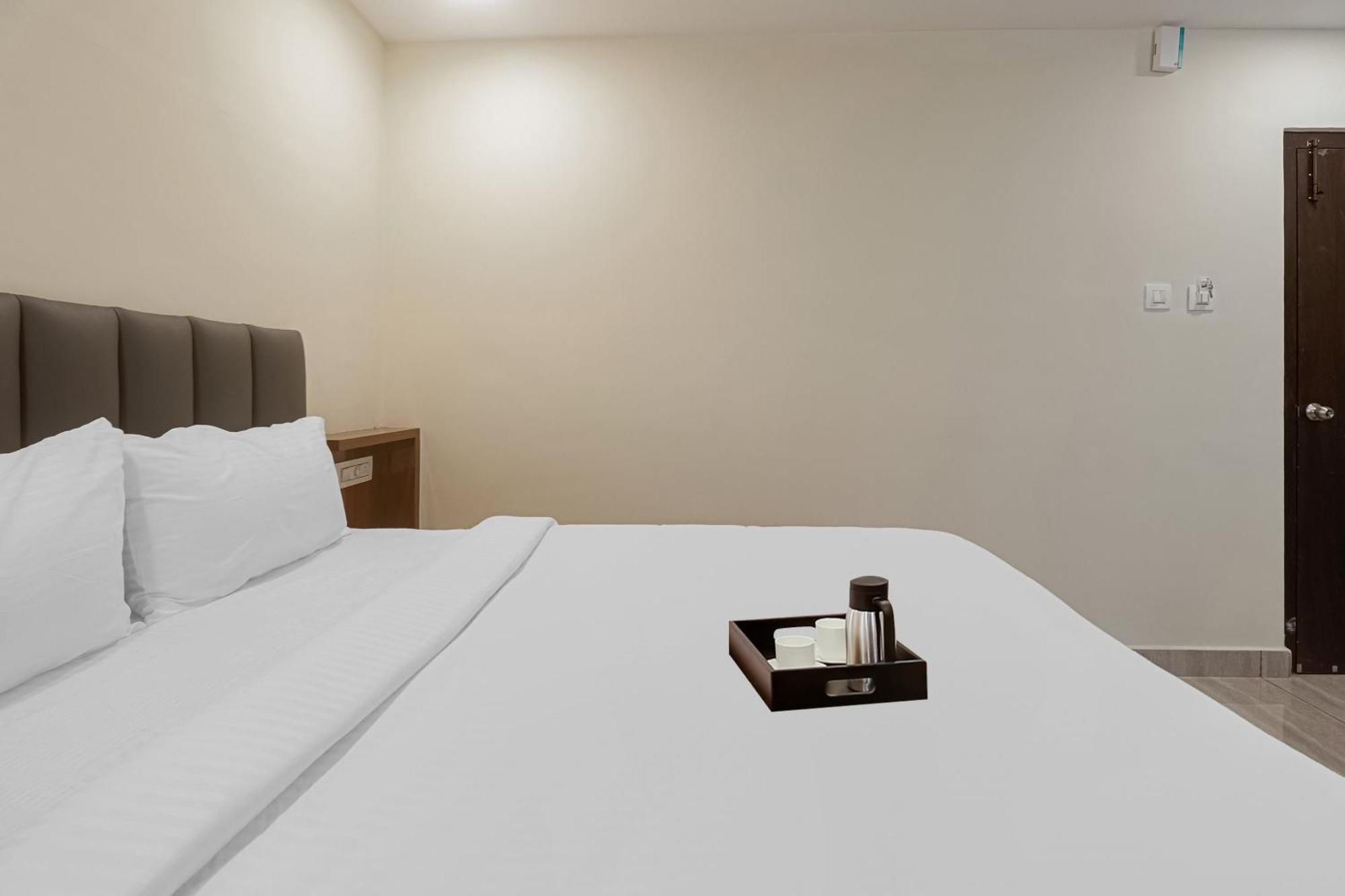 Townhouse Dj Grand Hotel ตีรูปาติ ภายนอก รูปภาพ