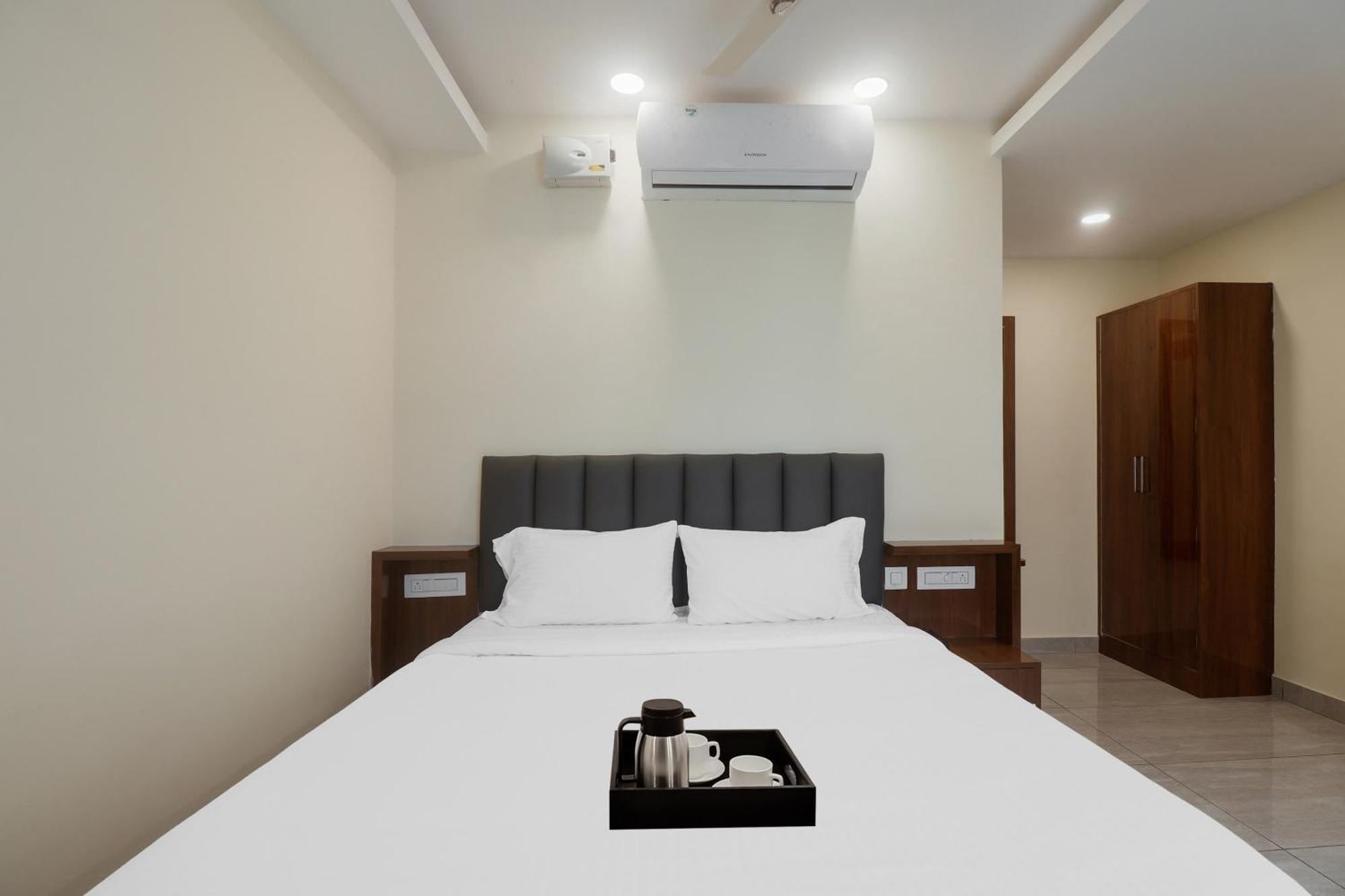 Townhouse Dj Grand Hotel ตีรูปาติ ภายนอก รูปภาพ