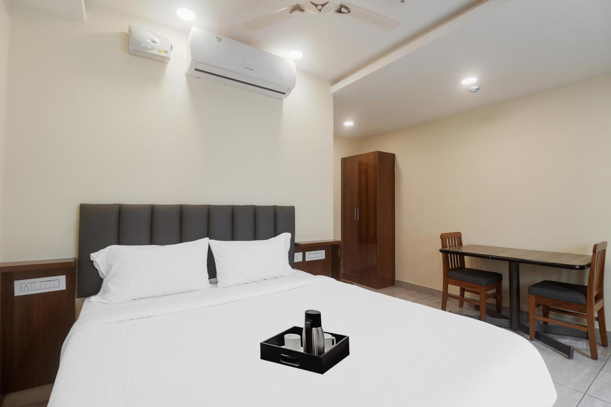 Townhouse Dj Grand Hotel ตีรูปาติ ภายนอก รูปภาพ