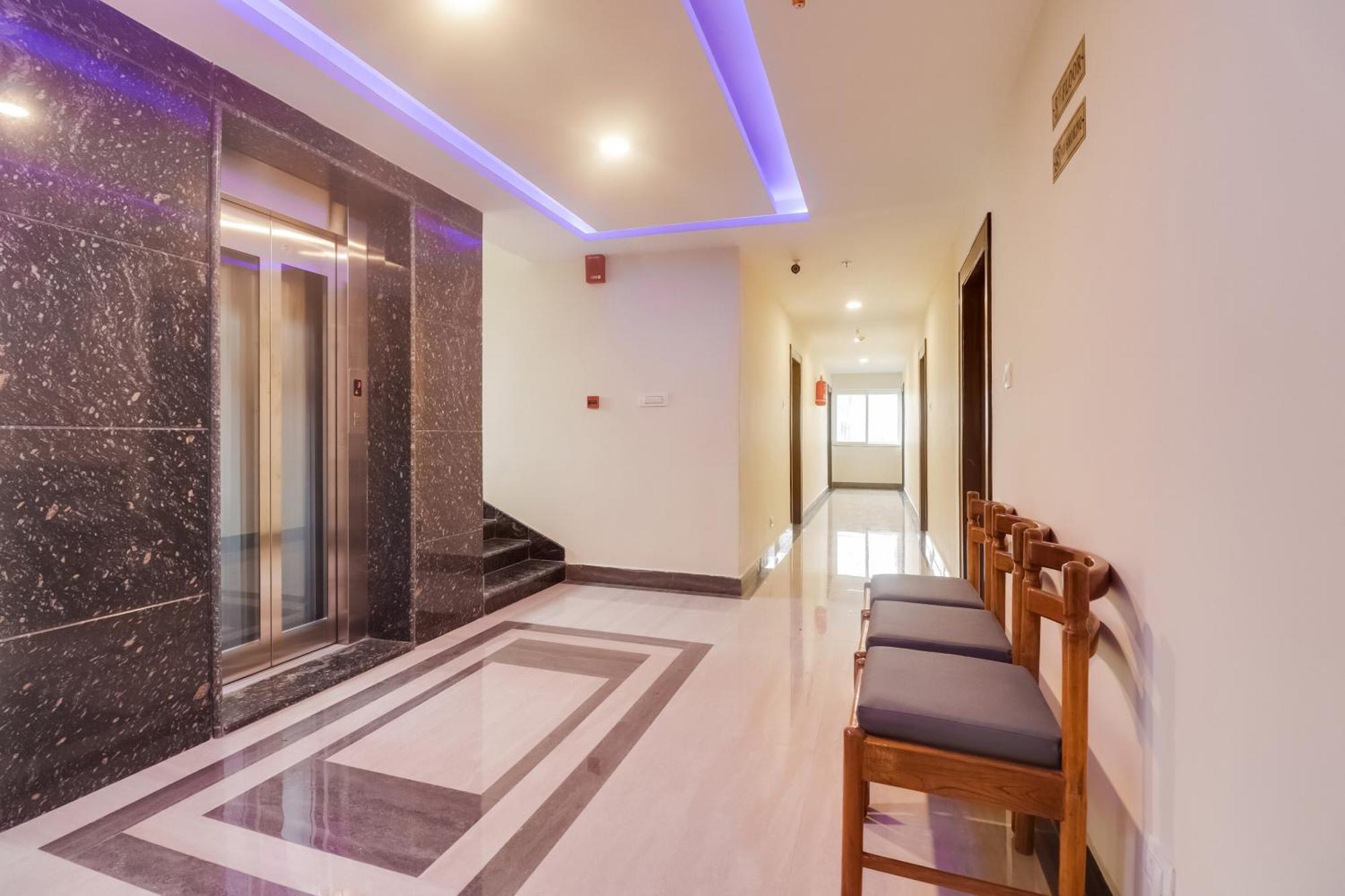 Townhouse Dj Grand Hotel ตีรูปาติ ภายนอก รูปภาพ