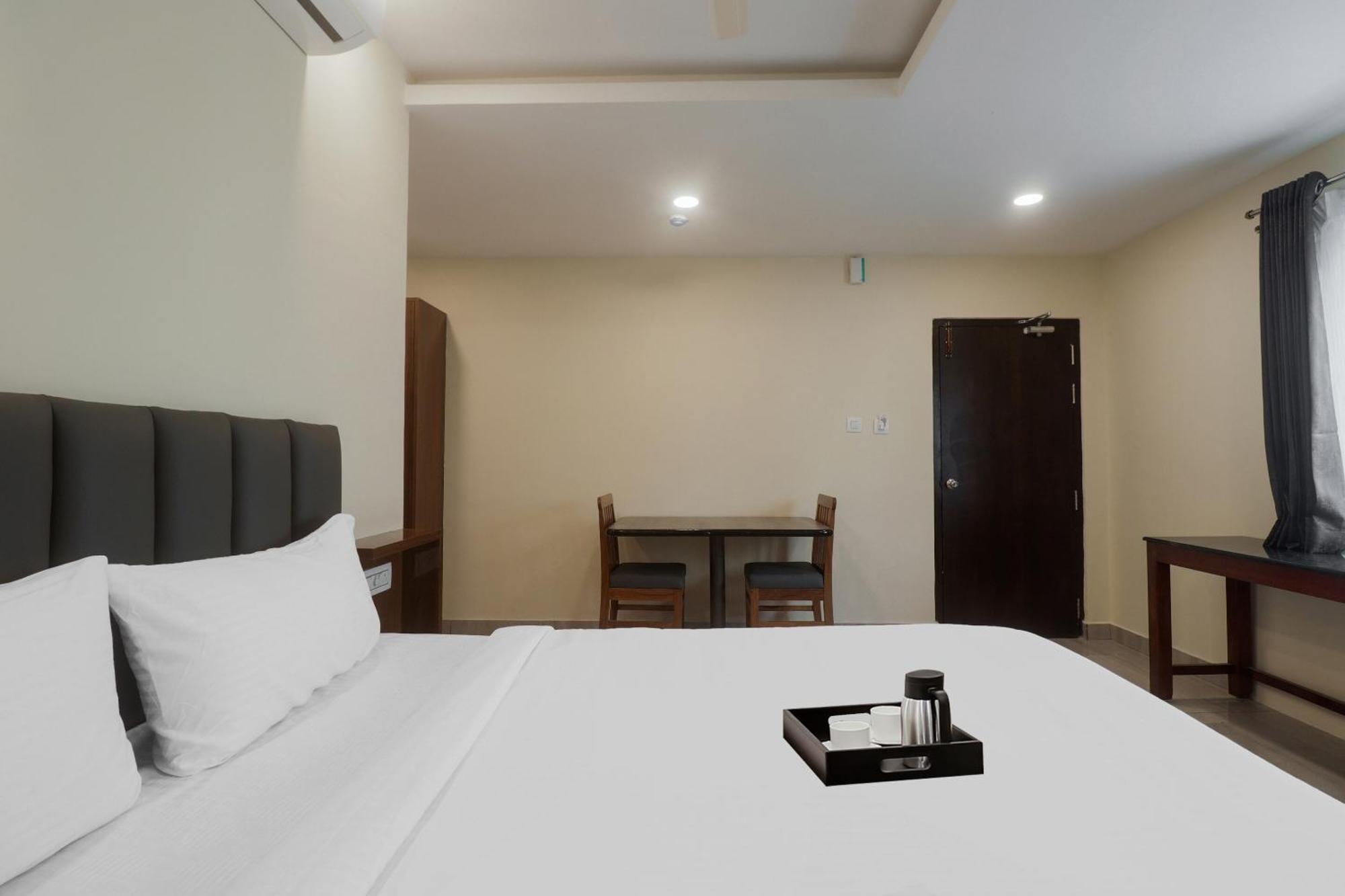 Townhouse Dj Grand Hotel ตีรูปาติ ภายนอก รูปภาพ