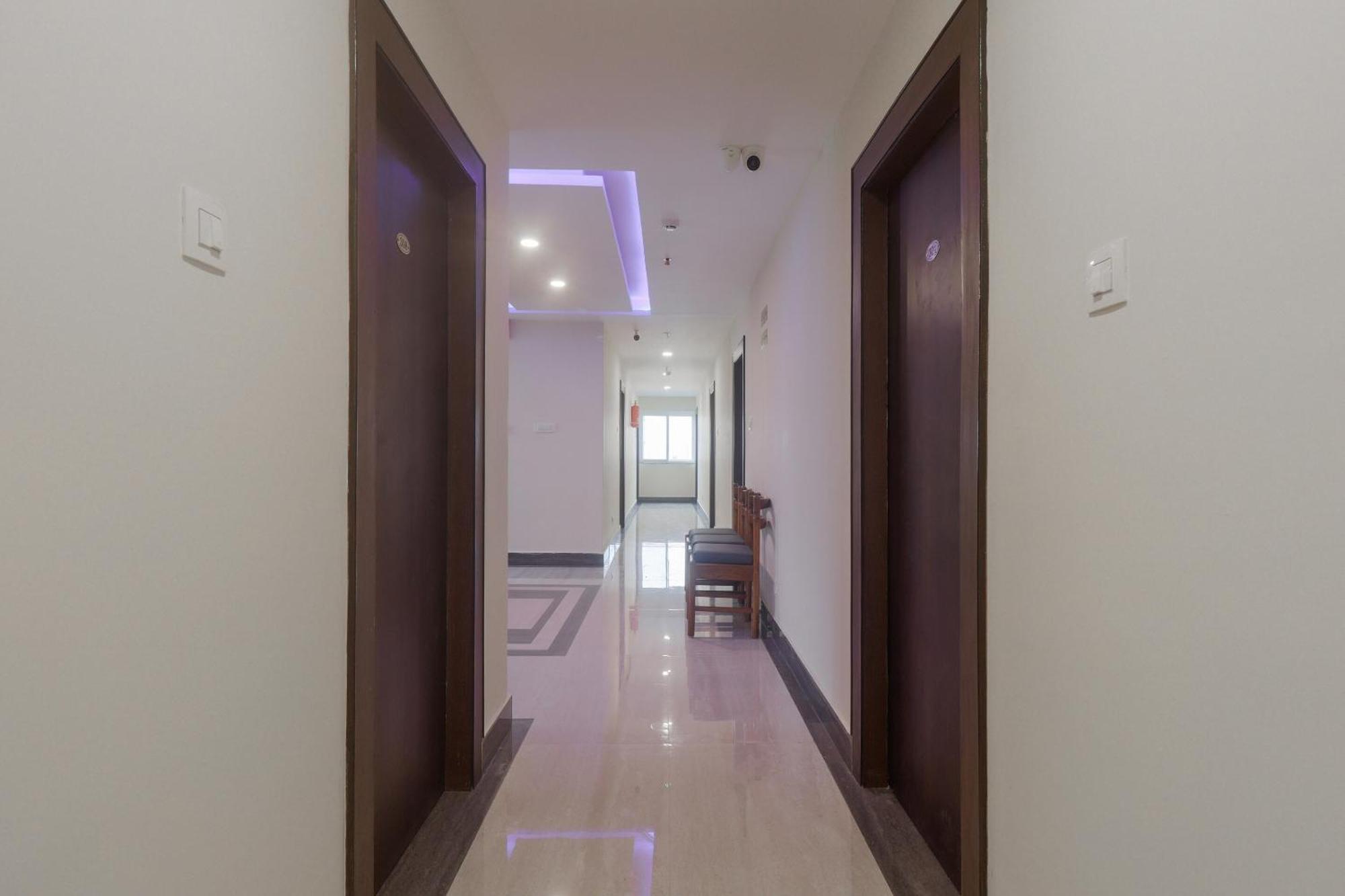 Townhouse Dj Grand Hotel ตีรูปาติ ภายนอก รูปภาพ