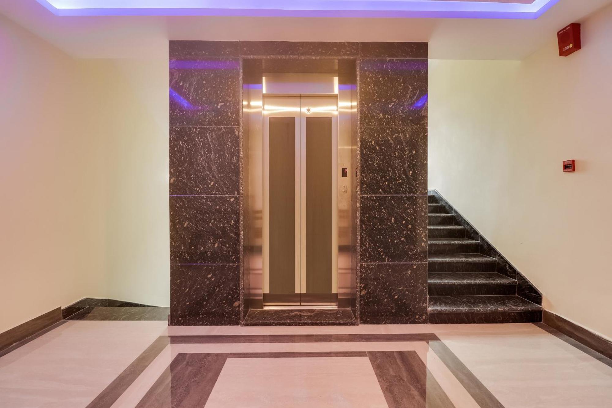 Townhouse Dj Grand Hotel ตีรูปาติ ภายนอก รูปภาพ
