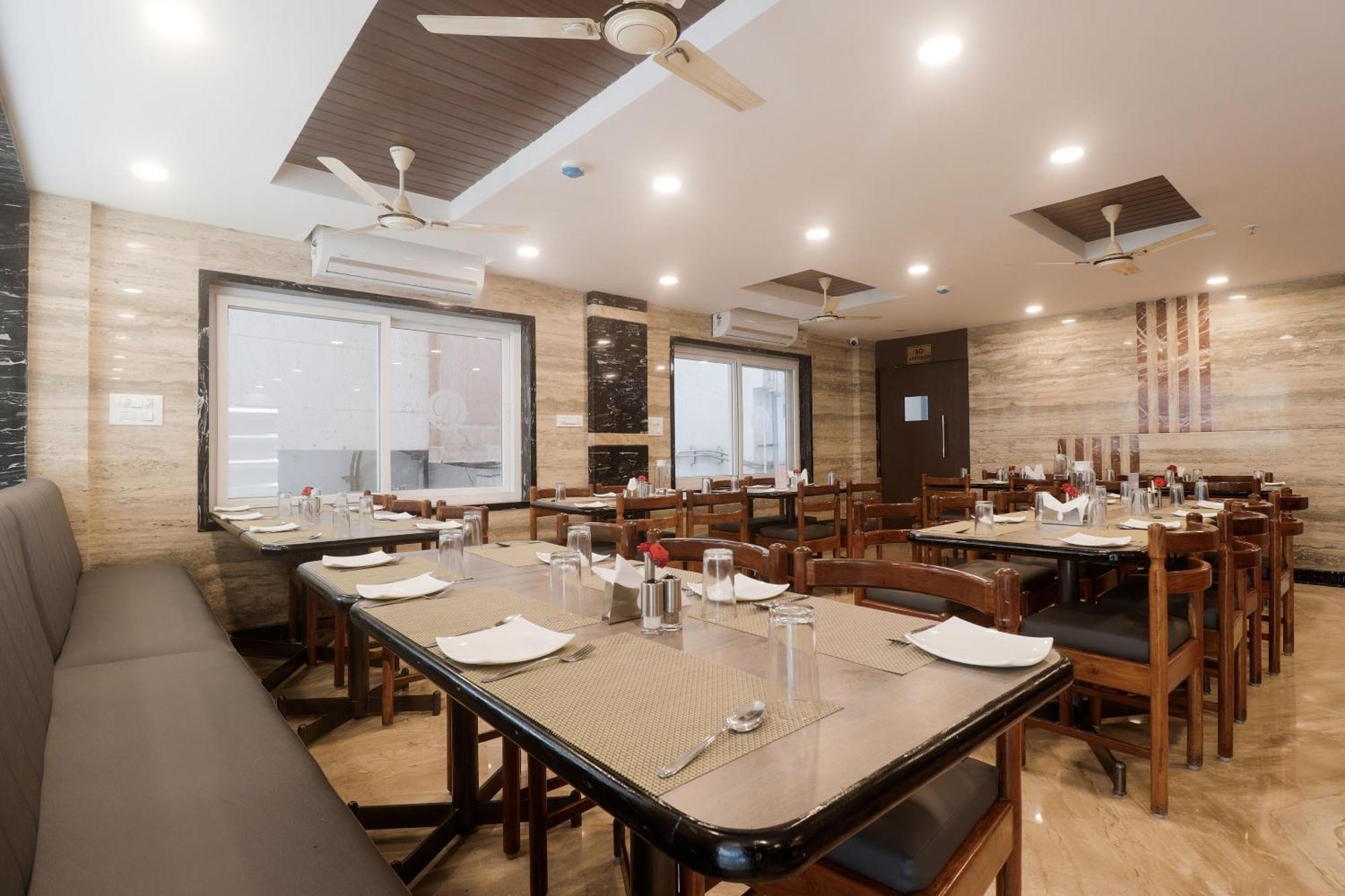 Townhouse Dj Grand Hotel ตีรูปาติ ภายนอก รูปภาพ