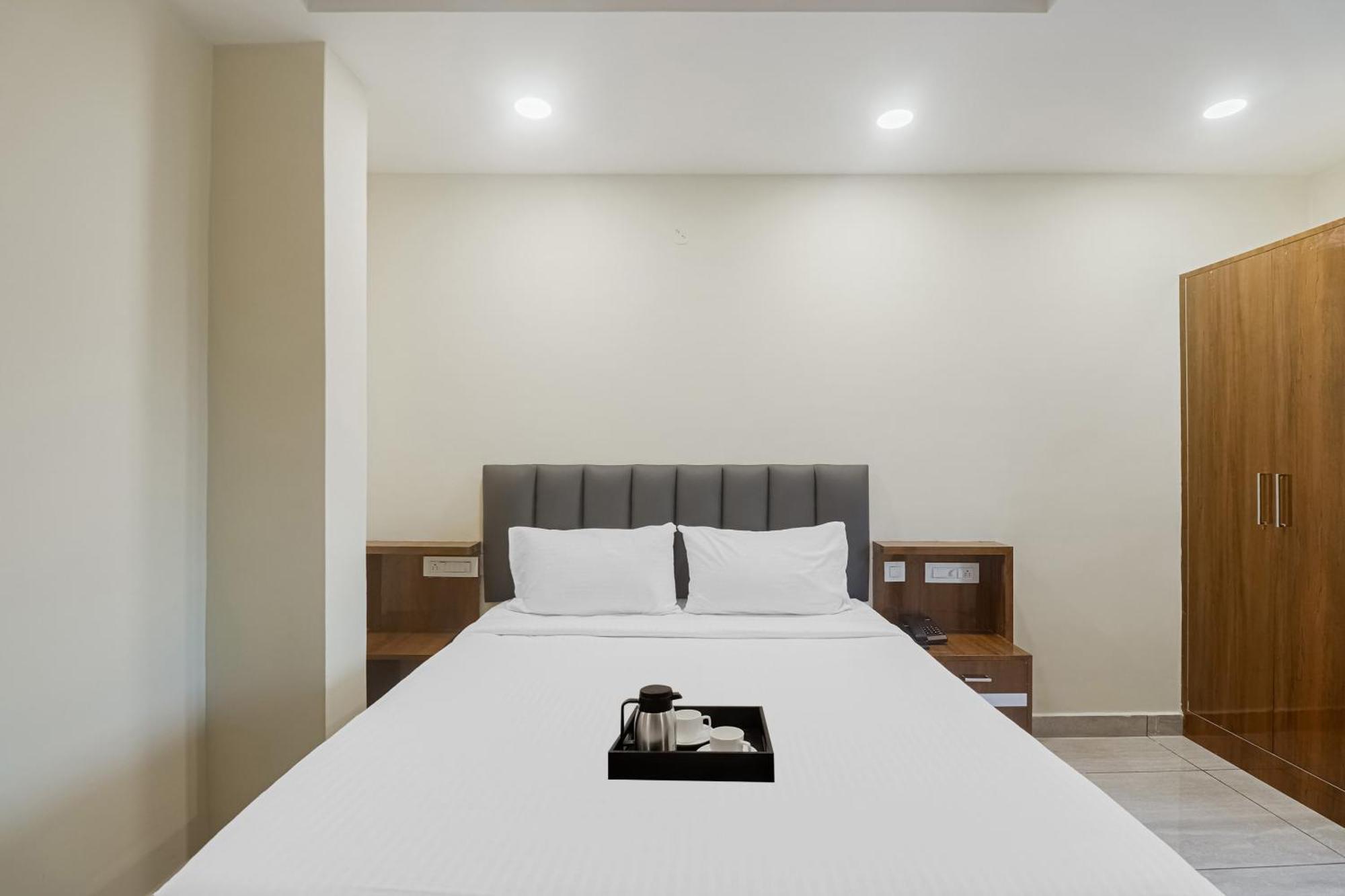 Townhouse Dj Grand Hotel ตีรูปาติ ภายนอก รูปภาพ