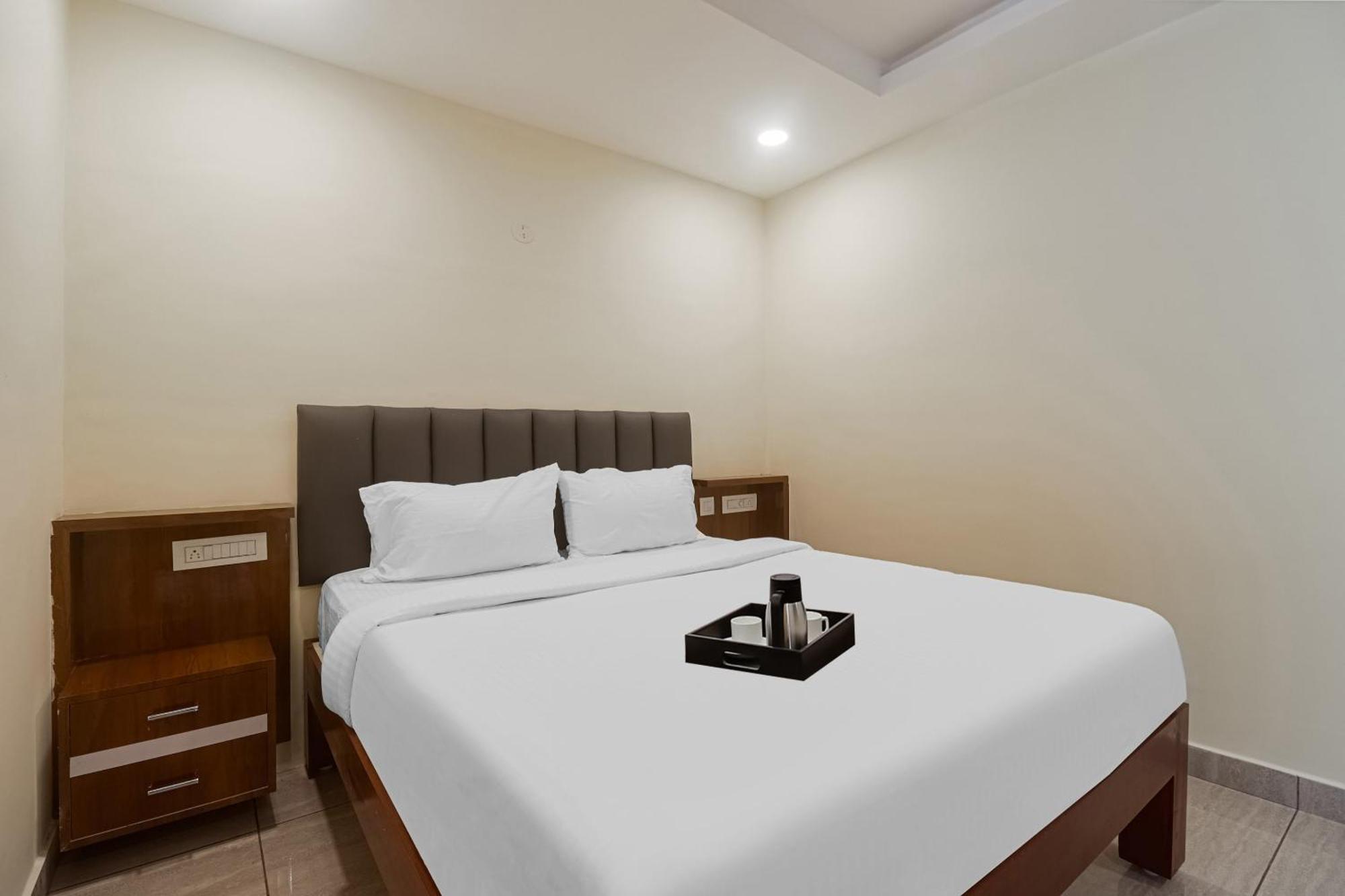 Townhouse Dj Grand Hotel ตีรูปาติ ภายนอก รูปภาพ