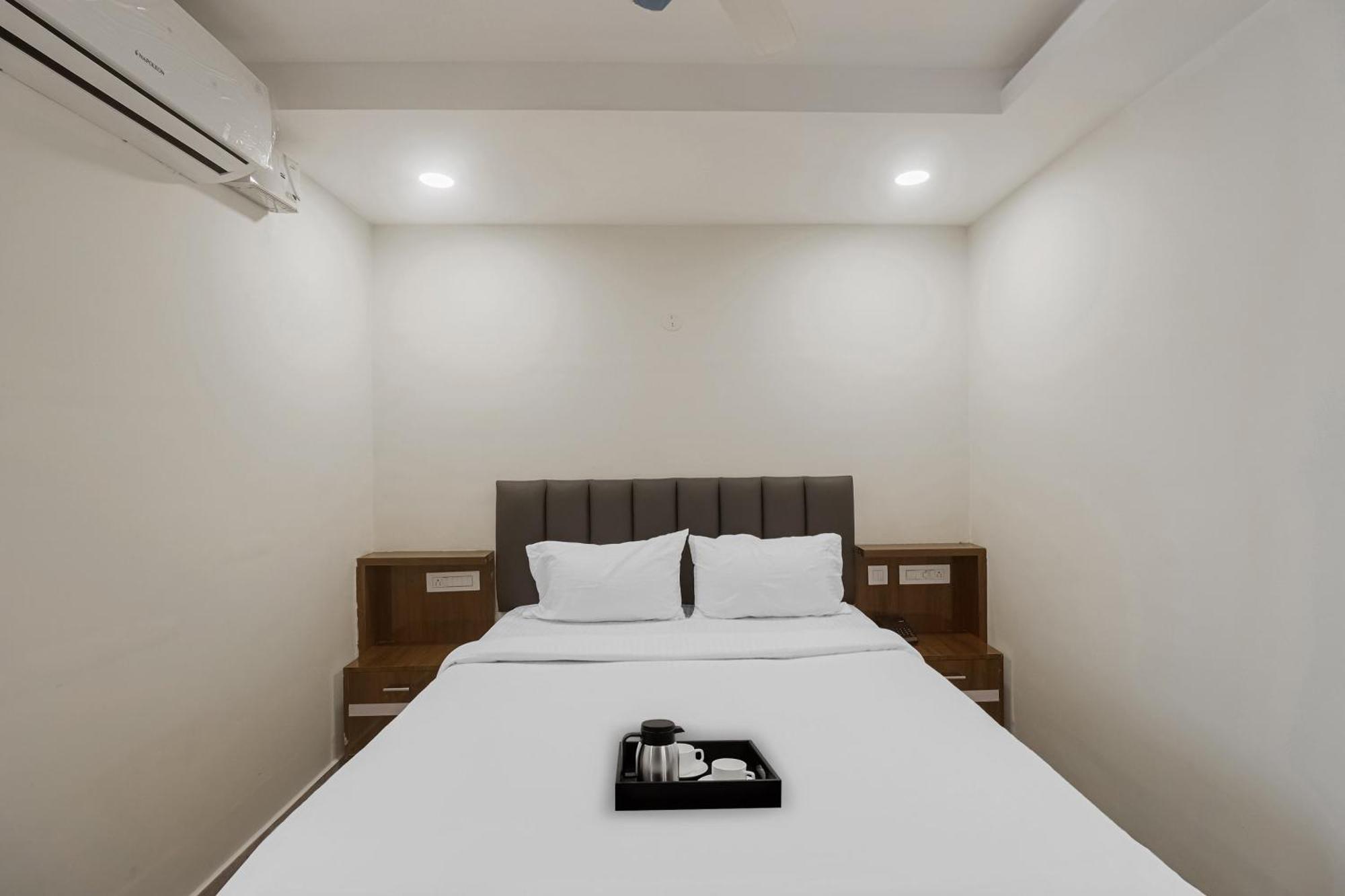 Townhouse Dj Grand Hotel ตีรูปาติ ภายนอก รูปภาพ