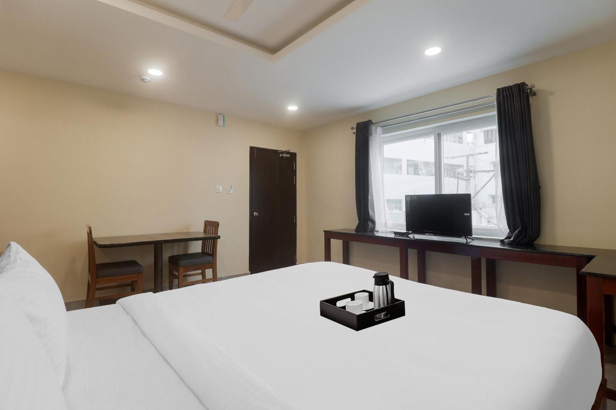Townhouse Dj Grand Hotel ตีรูปาติ ภายนอก รูปภาพ